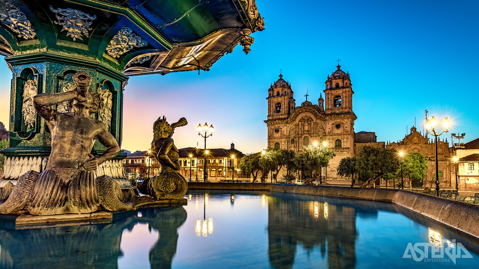Plaza de Armas is het kloppend hart van Cusco, omgeven door een prachtige kathedraal en twee kerken en een standbeeld van Inca Pachacuti