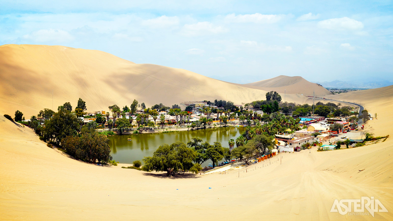 Ontdek de bijzondere Huacachina-oase, een idyllische lagune omringd door torenhoge zandduine