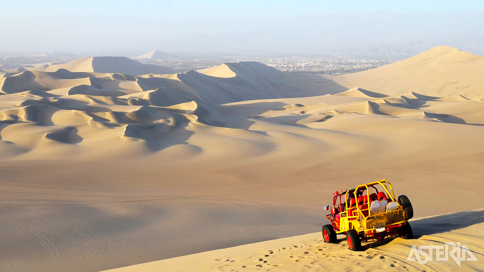 Stap aan boord van een dune buggy en verken de uitgestrekte zandduinen rond Huacachina
