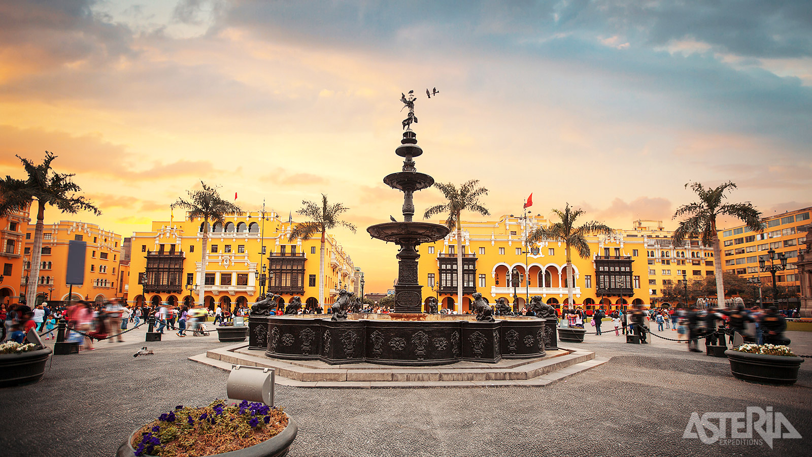 Onder de schaduw van de majestueuze kathedraal van Lima, omringd door het paleis en koloniale gebouwen vind je een prachtige antieke fontein