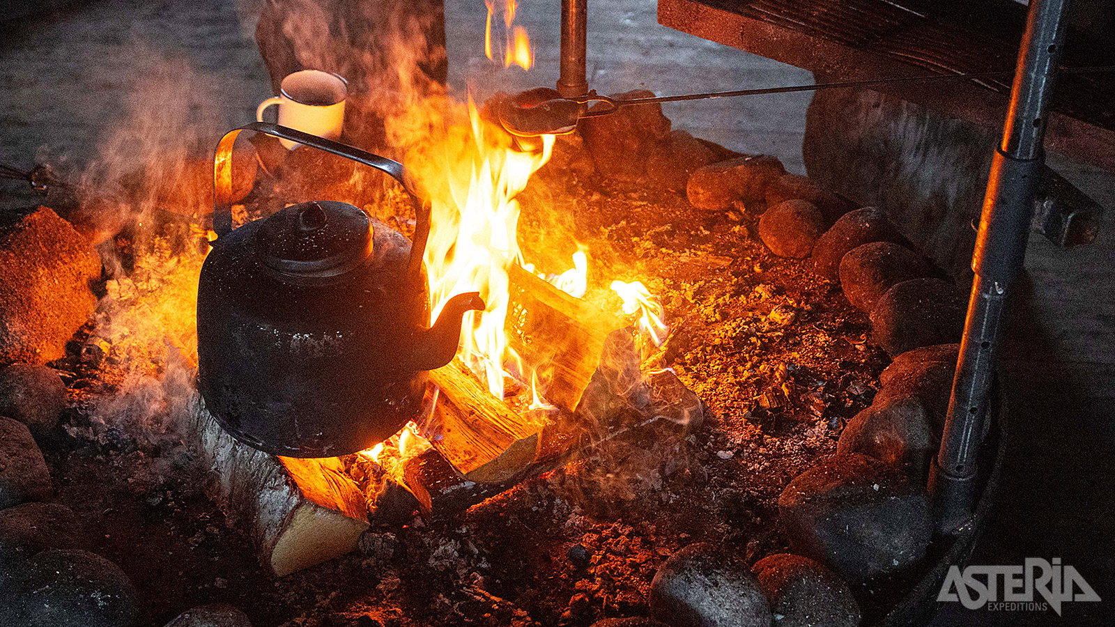 Even opwarmen bij een kop koffie in een kota of typisch Lapse hut