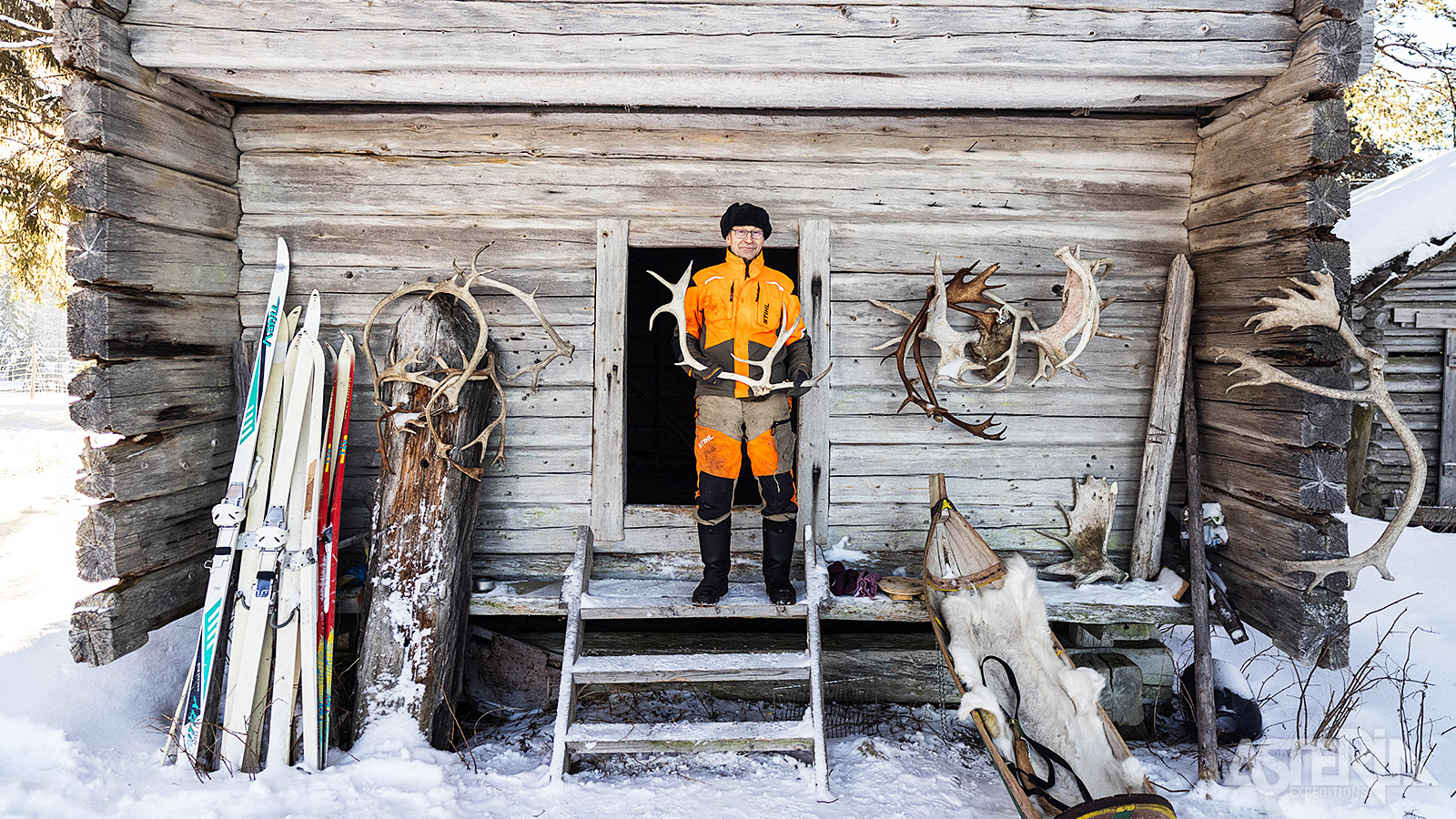 De rendierherder geeft wat uitleg over de rol van rendieren in de Sámi-cultuur
