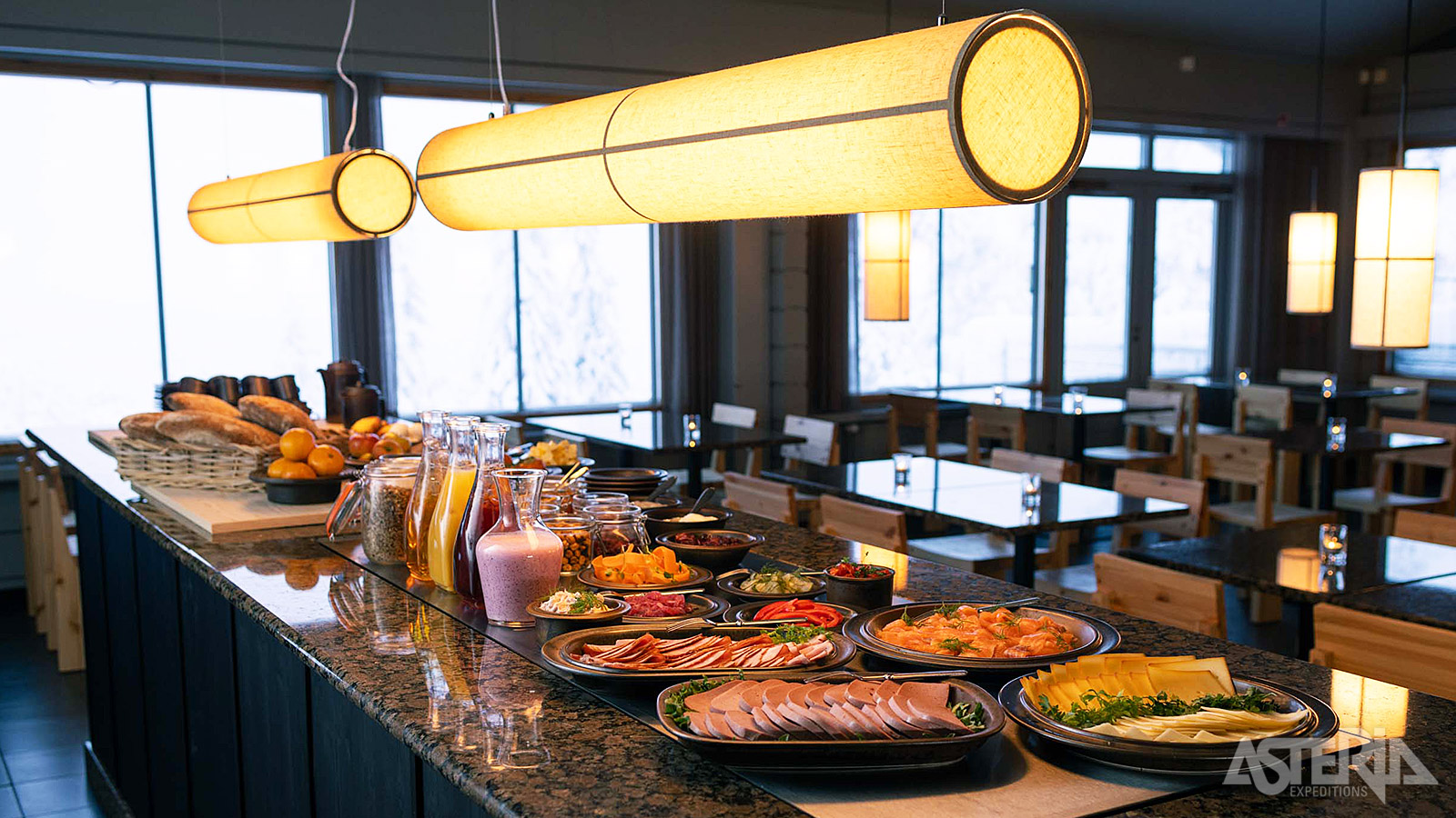 Het ontbijt wordt geserveerd in het restaurant in buffetvorm