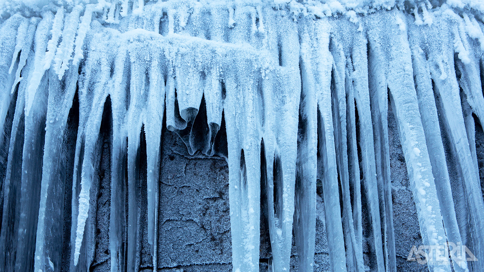 Tijdens de wintermaanden veranderen de watervallen in gigantische ijsformaties, variërend van helderblauw tot wit