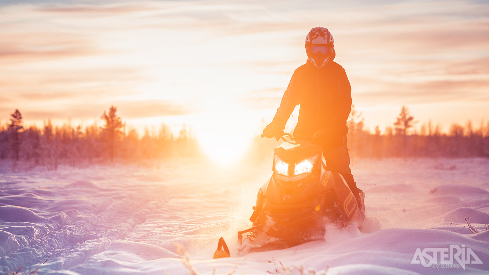 Met de sneeuwscooter ontdek je sneeuwlandschappen, bevroren meren en dichte bossen op een onvergetelijke manier.