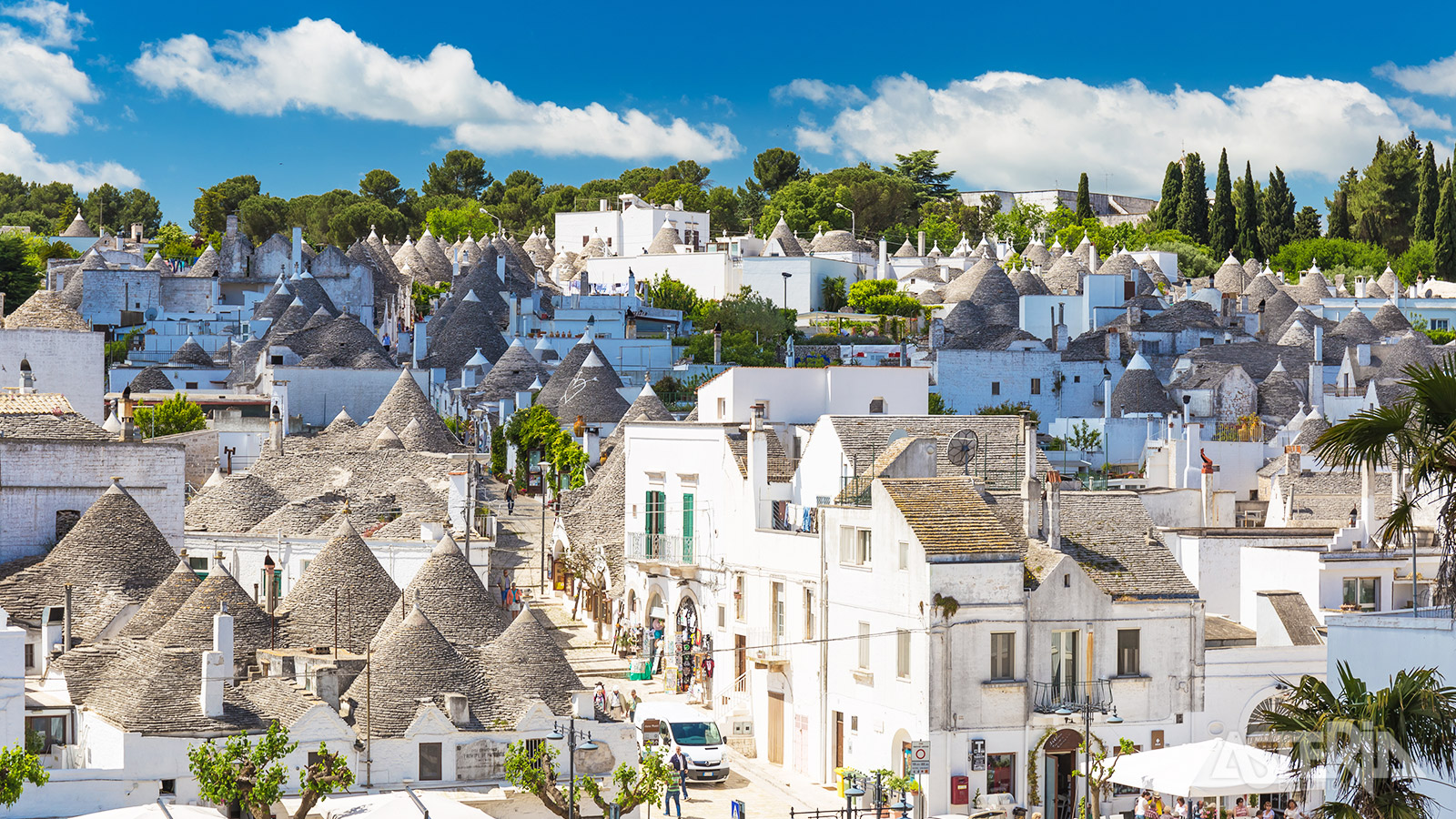 Alberobello (Unesco) omvat zon 1.400 trulli: witgekalkte puntmutshuisjes die teruggaan tot de 15de eeuw
