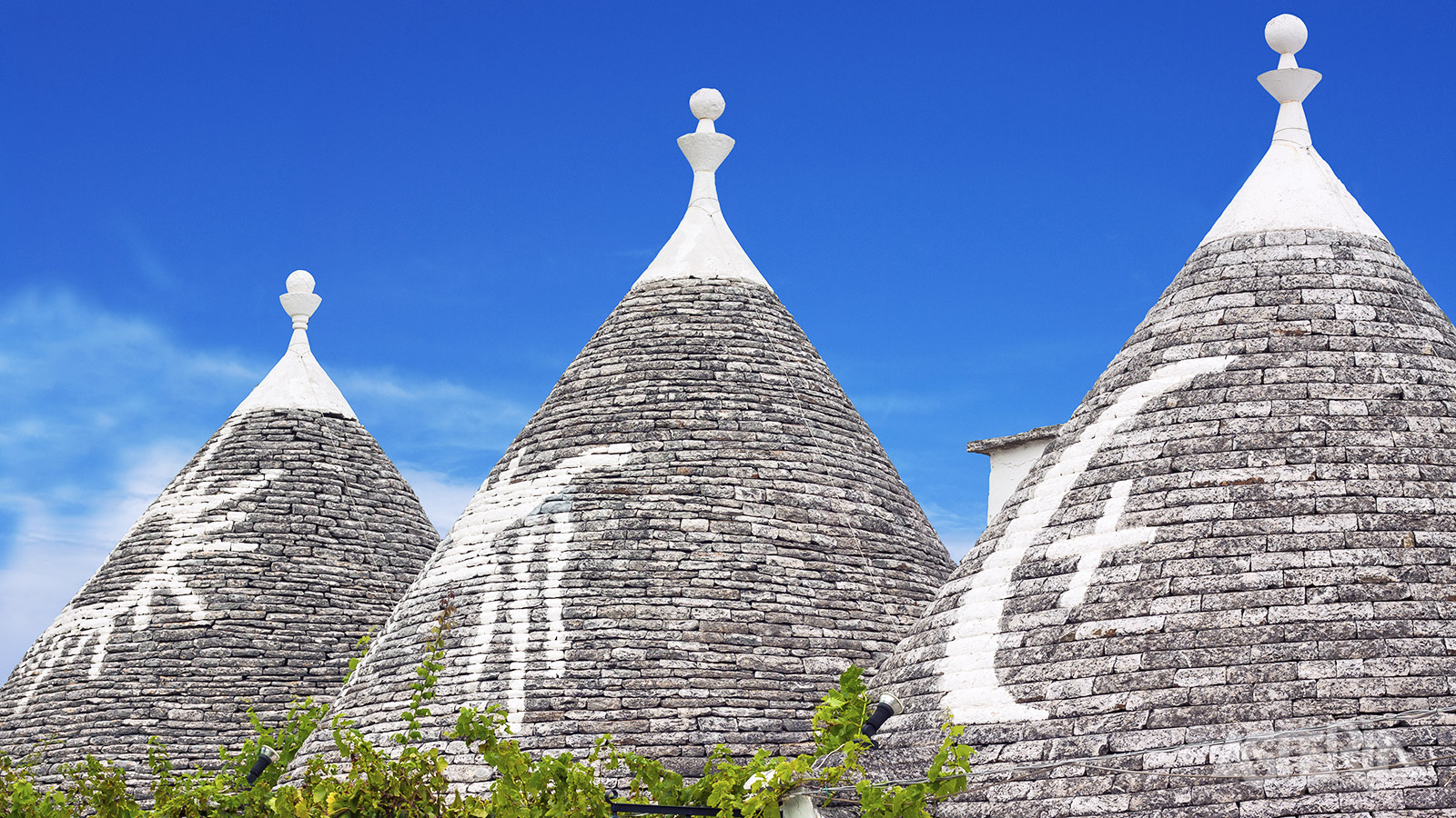 Een traditionele trullo bestaat meestal uit 3 of 4 modules waarvan de daken vaak versierd zijn met symbolen zoals een maan, ster of hart
