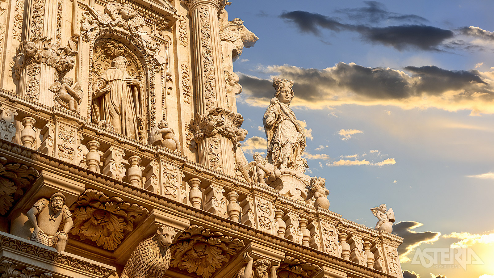 De stad staat bekend om zijn Lecce-barok, een uitbundige variant van de barokarchitectuur