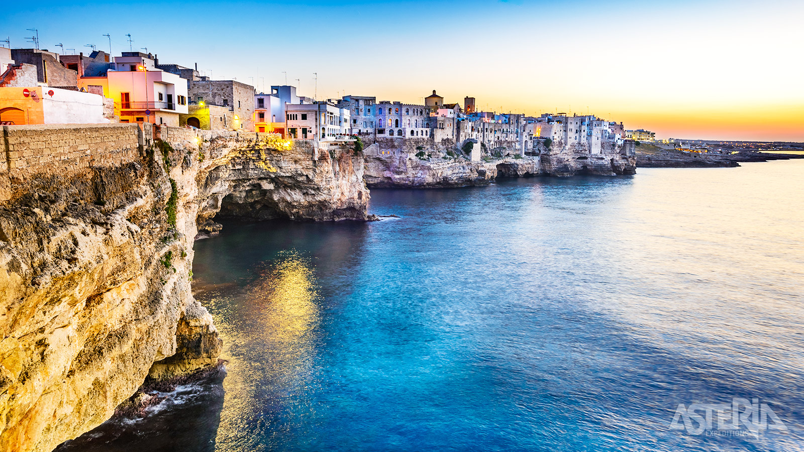 Polignano a Mare, op een klif gelegen met een adembenemend uitzicht op zee