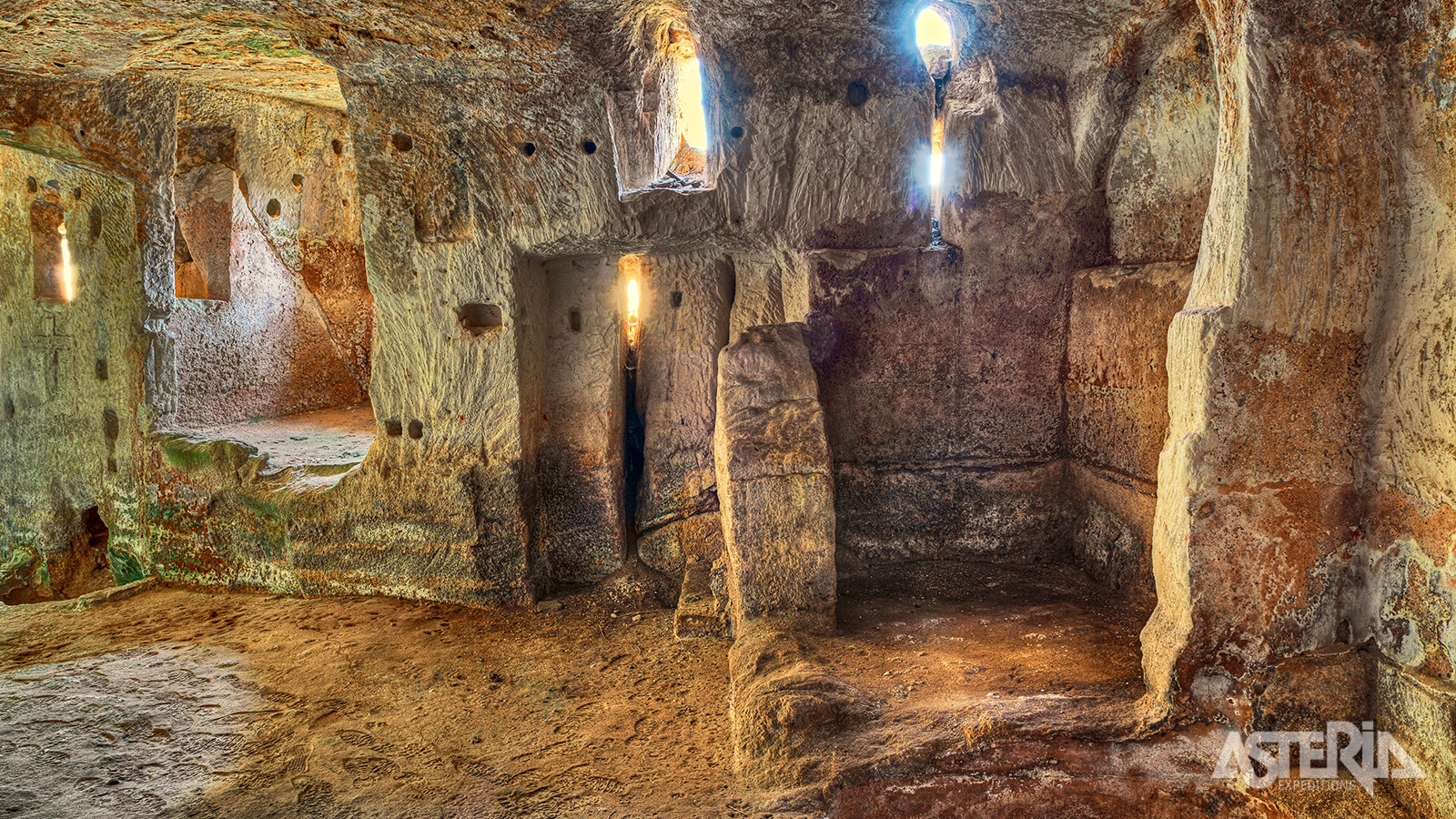 Sassi di Matera, een netwerk van grotwoningen, kerken en kloosters die vaak nog steeds bewoond zijn
