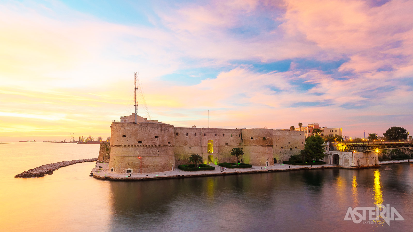 Het kasteel van Taranto (Castel SantAngelo) werd gebouwd op de restanten van een Normandisch fort