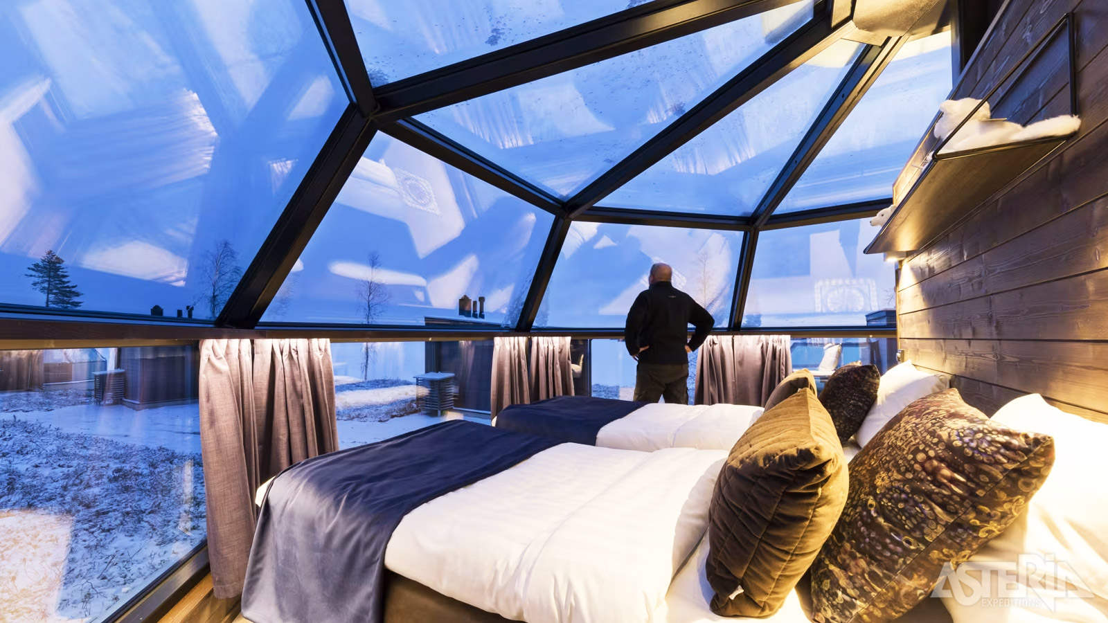 Door de glazen dakconstructie kan je vanuit je bed de sterrenhemel afspeuren op zoek naar het noorderlicht