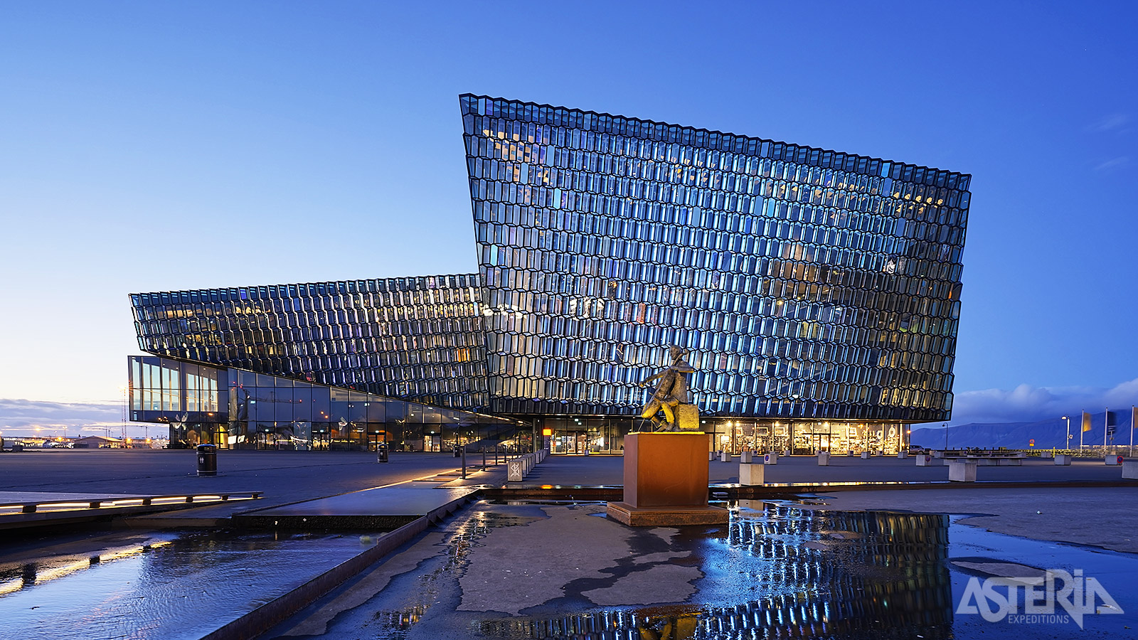 Met een gevel geïnspireerd op basaltzuilen op het eiland, is het prestigieuze Harpa concertgebouw een andere bezienswaardigheden van Reykjavik