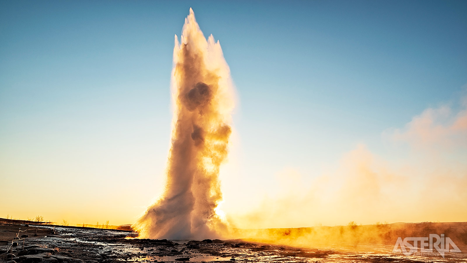 Vanuit Reykjavik maak je makkelijk een excursie naar de Strokkur en Geysir in het geothermisch gebied van Haukadalur