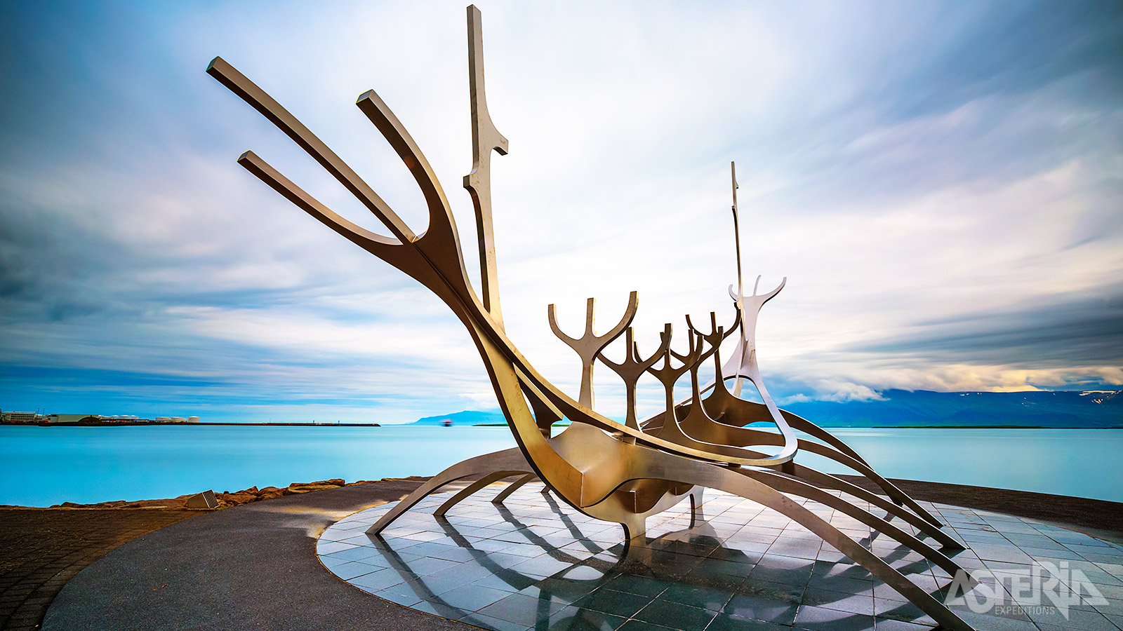 Het Sun Voyager kunstwerk is een ode aan de Vikingen, de eerste bewoners van IJsland