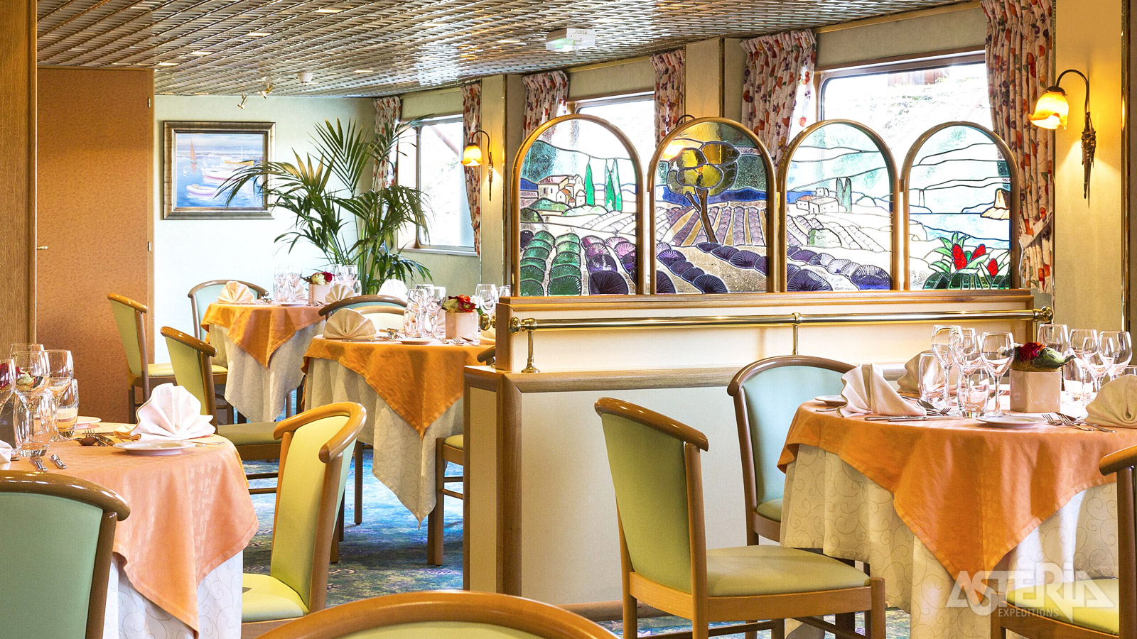 Het restaurant is uitgerust met grote ramen, zodat je tijdens de maaltijd van de prachtige landschappen geniet