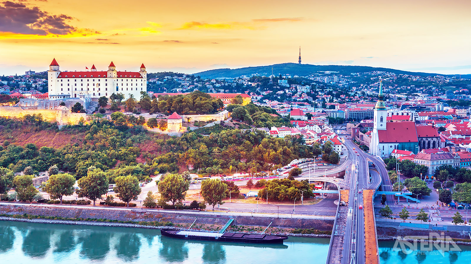 De Burcht van Bratislava is vanaf bijna iedere plek in het centrum van de stad zichtbaar