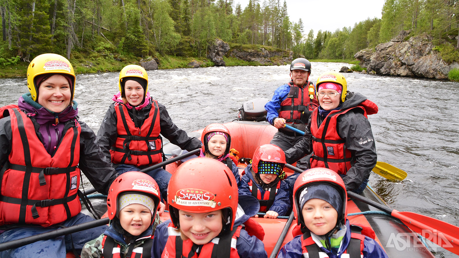 Reis je met kinderen dan kan de ganse familie kan genieten van familierafting op de Kitkajoki-rivier