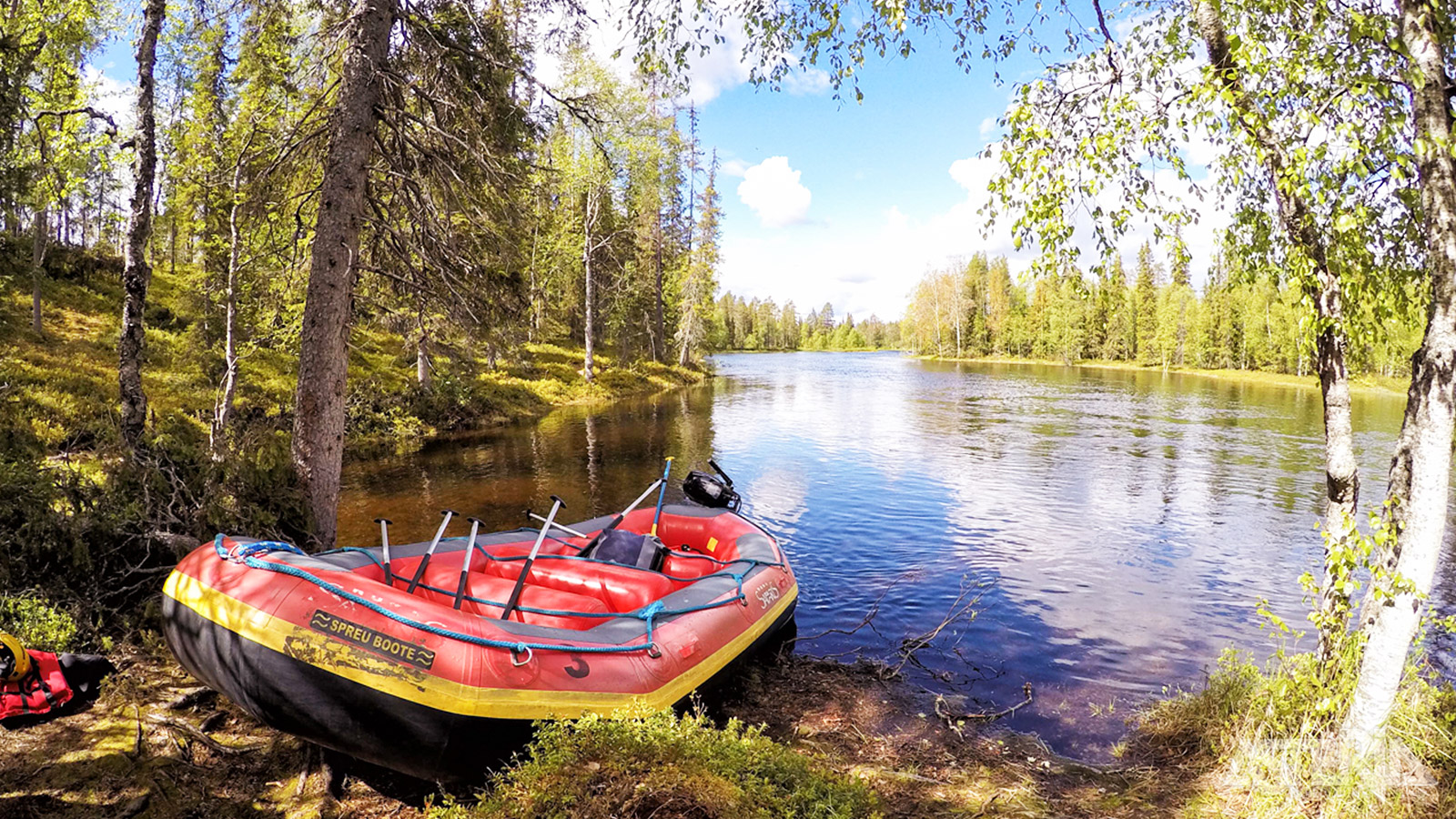 Ontdek tijdens een rafting in het Oulanka Nationaal Park uitdagende stroomversnellingen (klasse II-IV)