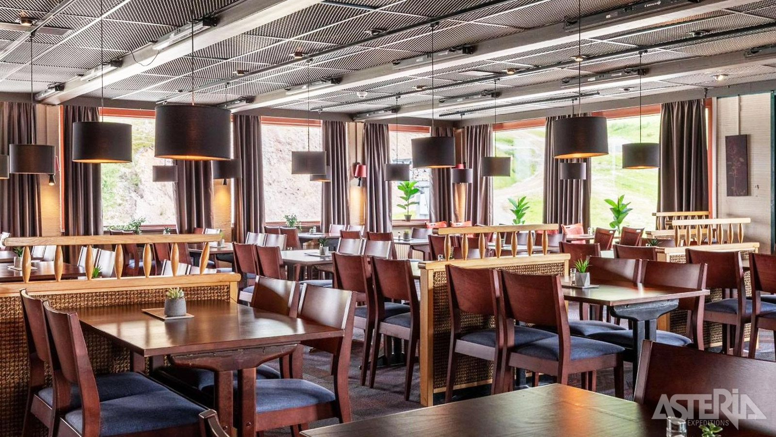 In het hoofdrestaurant van het Scandic Rukahovi hotel wordt een 3-gangen buffetdiner aangeboden