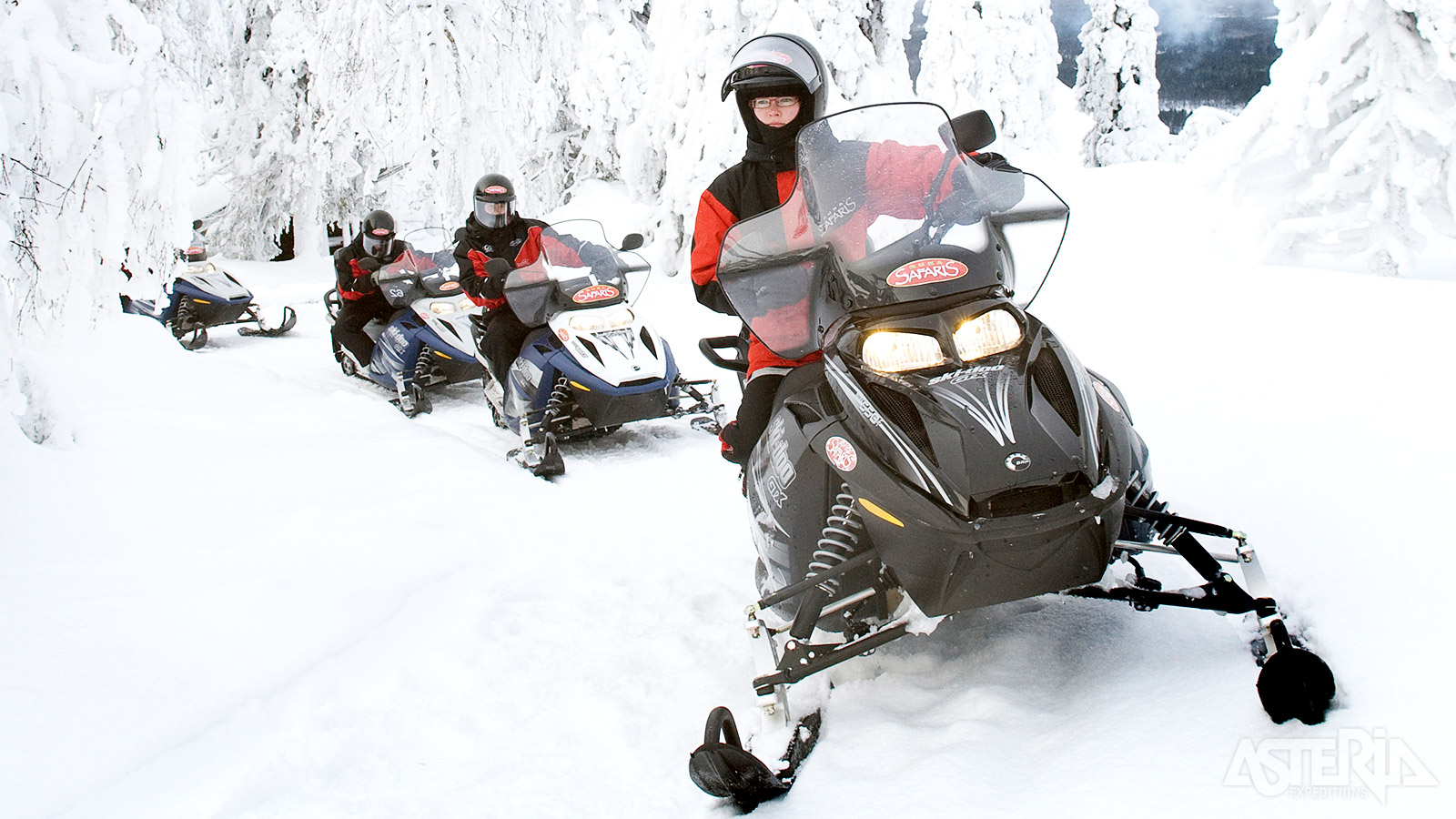 Na een korte instructieles trek je de natuur in met je eigen sneeuwscooter