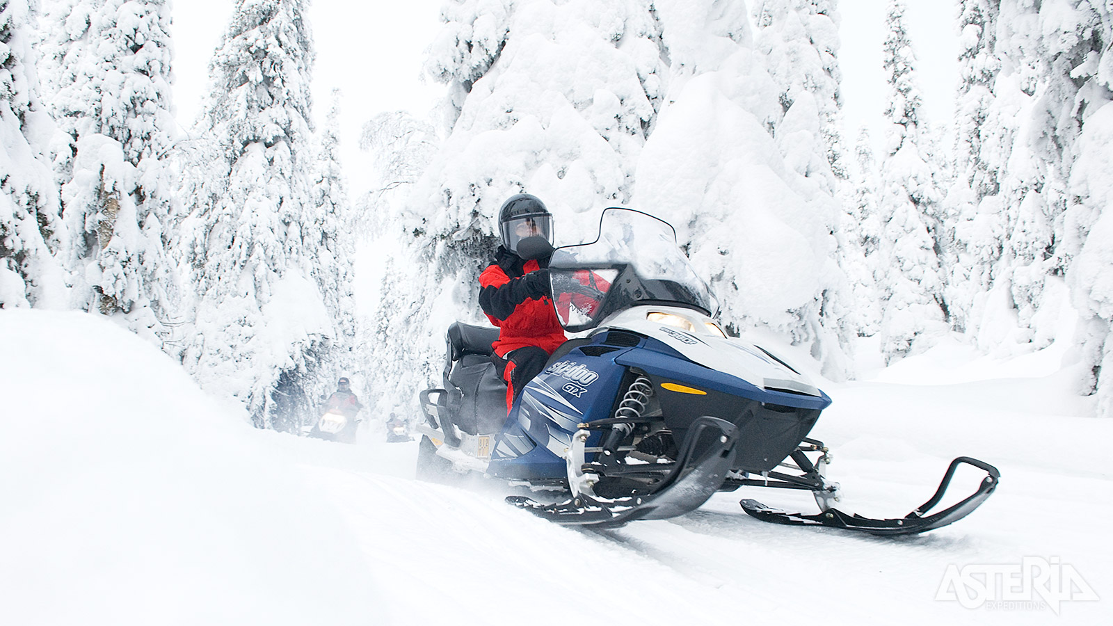 Ontdek de magie van de Finse wildernis met de sneeuwscooter