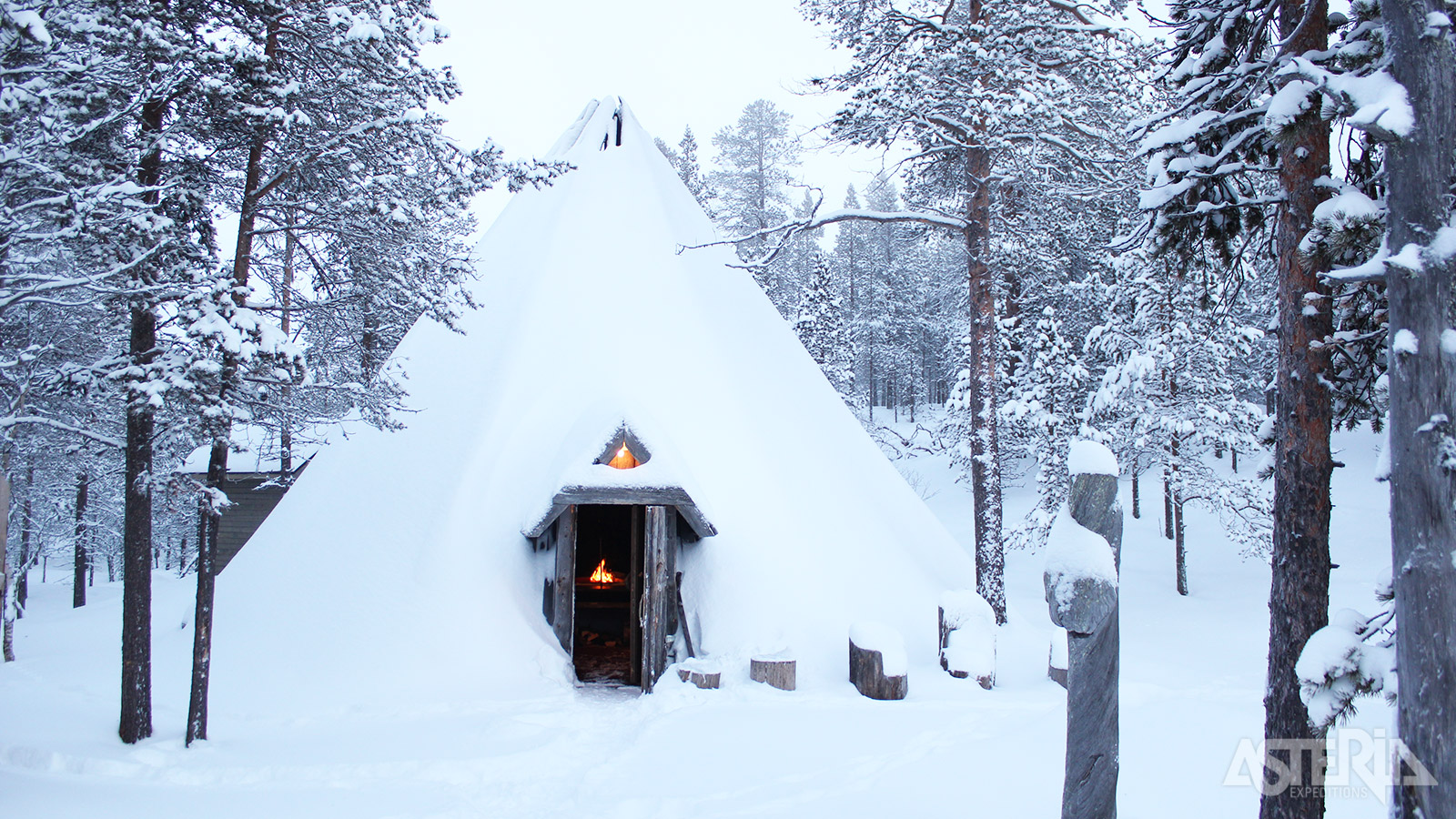 Een kota is een traditionele Finse hut die oorspronkelijk werd gebruikt door de Sámi, de oorspronkelijke bewoners van Lapland