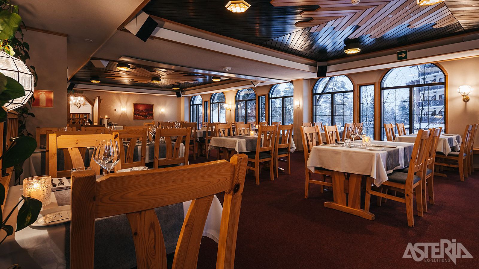 Het ontbijt wordt steeds geserveerd in het hotelrestaurant