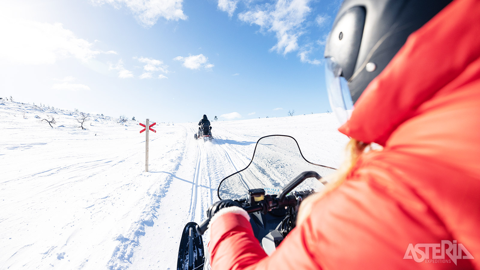 Je rijdt met 2 personen op een sneeuwscooter die je afwisselend kan besturen