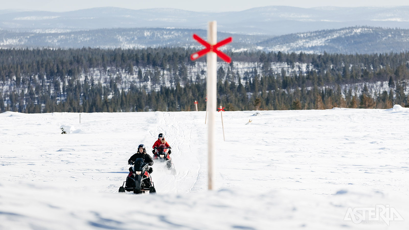 Een prachtig natuurdecor nodigt uit om eropuit te trekken met de sneeuwscooter