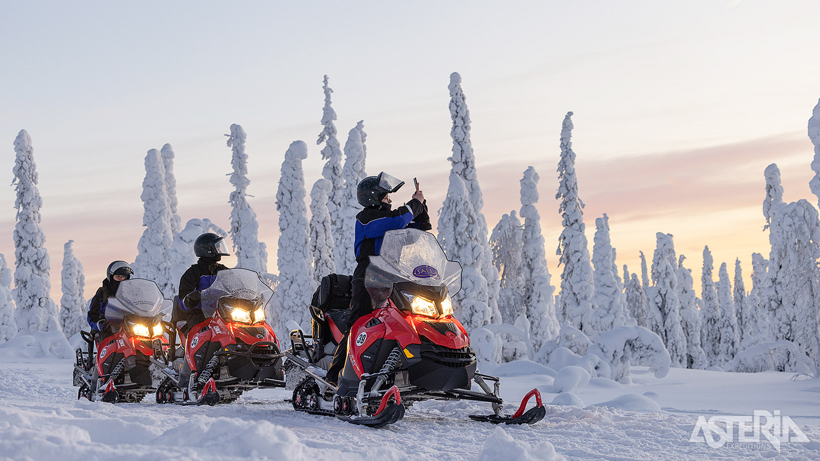 Tijdens een avontuurlijke sneeuwscootersafari door de indrukwekkende, besneeuwde landschappen rond Salla
