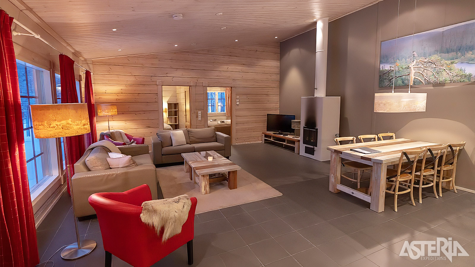 De leefruimte van elke chalet bevat een haard en een volledig uitgeruste keuken