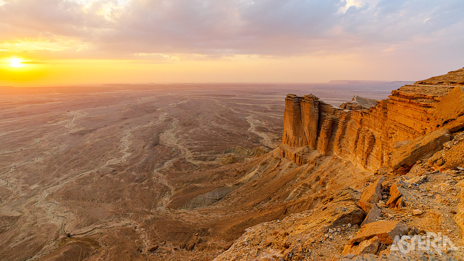 Jebel Fihrayn is onderdeel van de Tuwaiq-bergrug en staat bekend om zijn dramatische kliffen die boven de omliggende woestijn uitsteken
