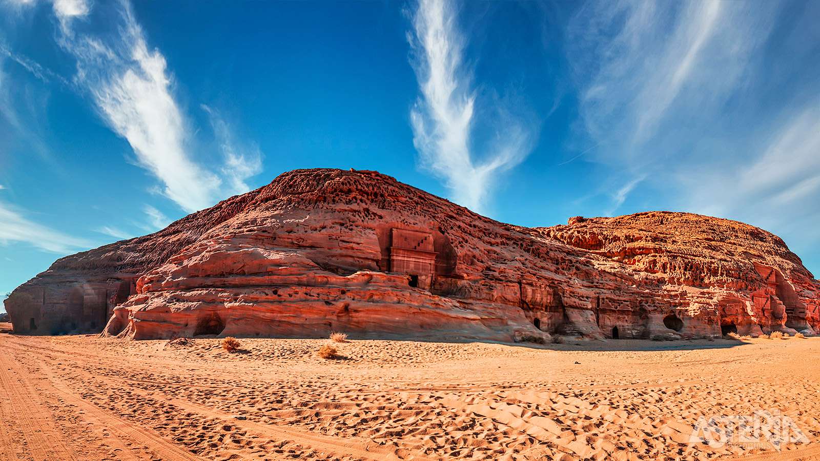 De rotstombes in Hegra zijn anders dan die in Petra en bevatten bijna geen ornamenten of versieringen