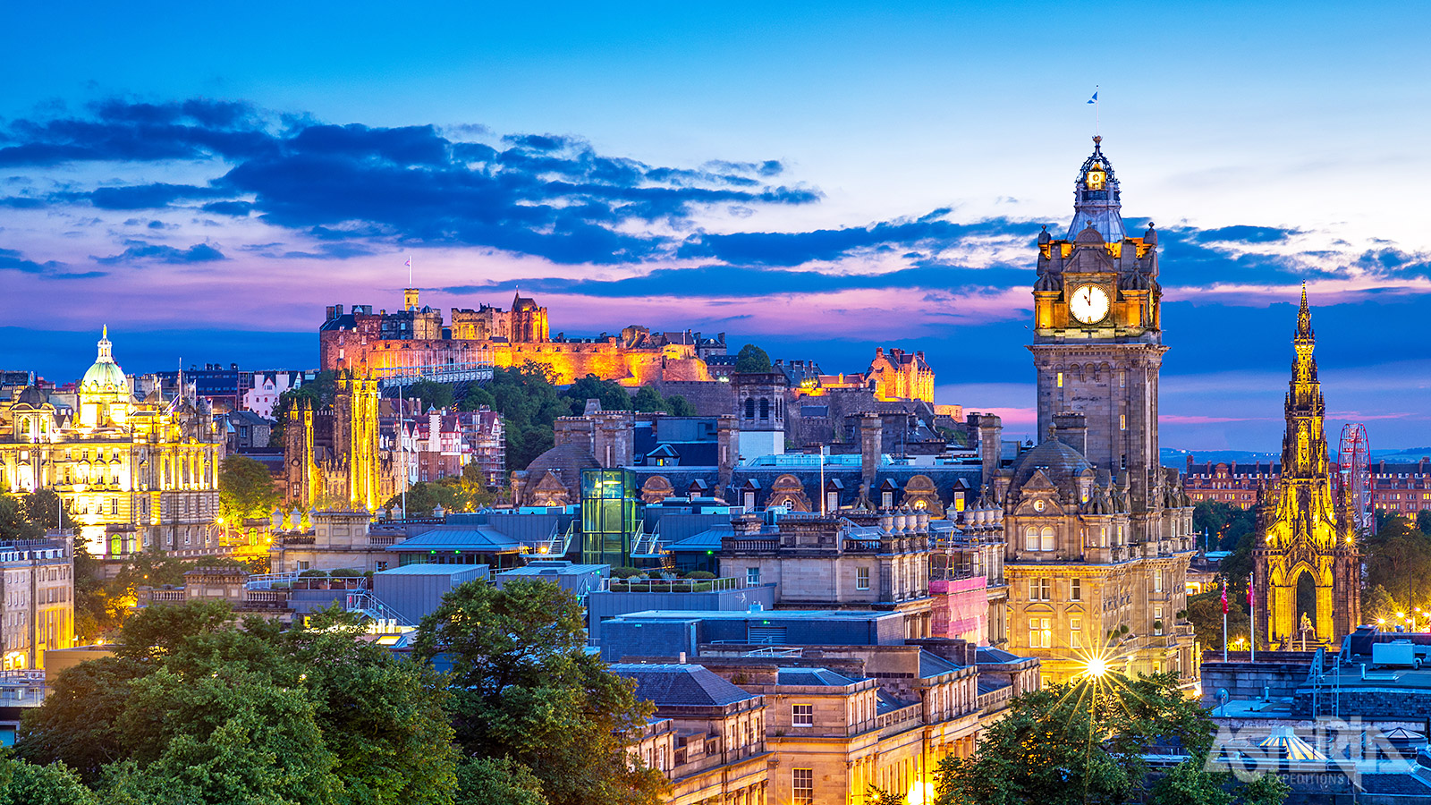 Het imposante Edinburgh Castle torent hoog boven de stad uit en domineert het stadsbeeld