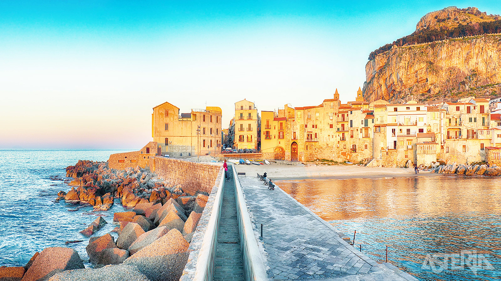 Smalle straatjes, oude pleinen en kleurrijke huizen met bloemen geven Cefalù zijn typisch mediterraans karakter