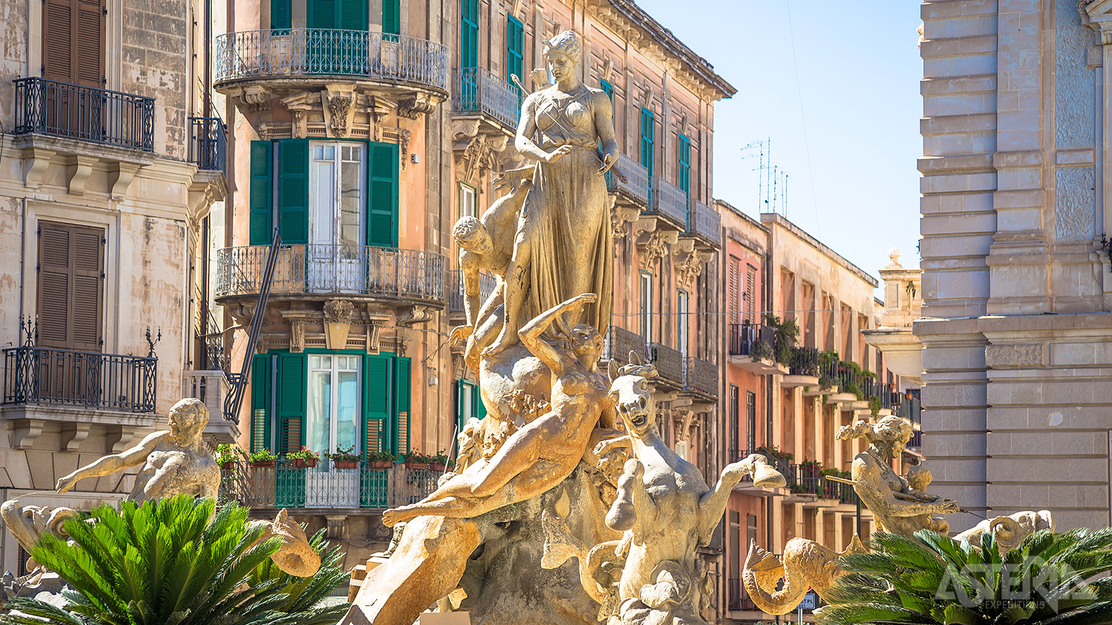 De Fontana di Artemide in Syracuse is een indrukwekkend art-nouveau-monument van de Griekse godin Artemis of Diana bij de Romeinen