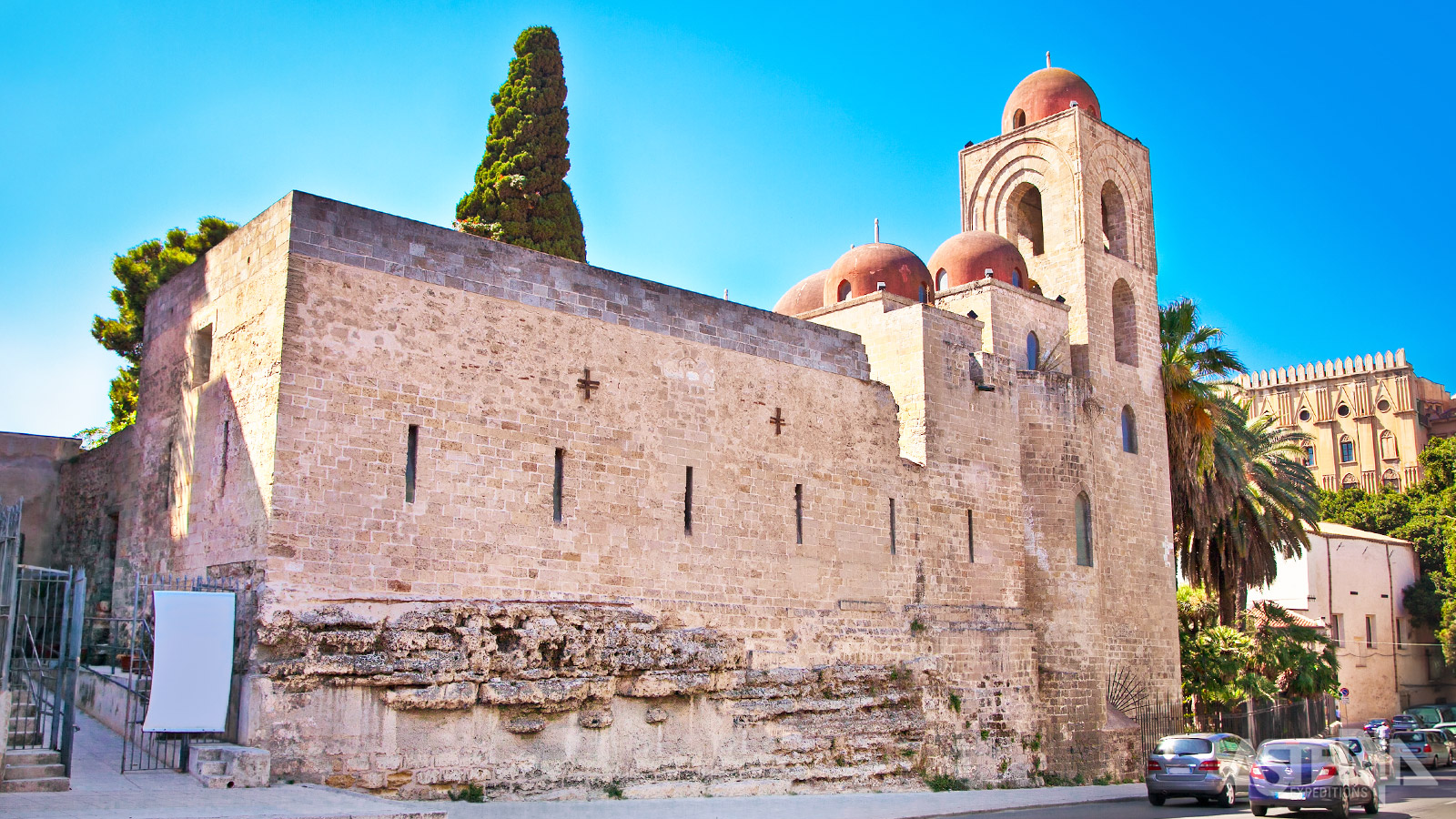San Giovanni degli Eremiti is een historische kerk die bekend staat om haar rode koepels en unieke mix van Arabisch-Normandische architectuur
