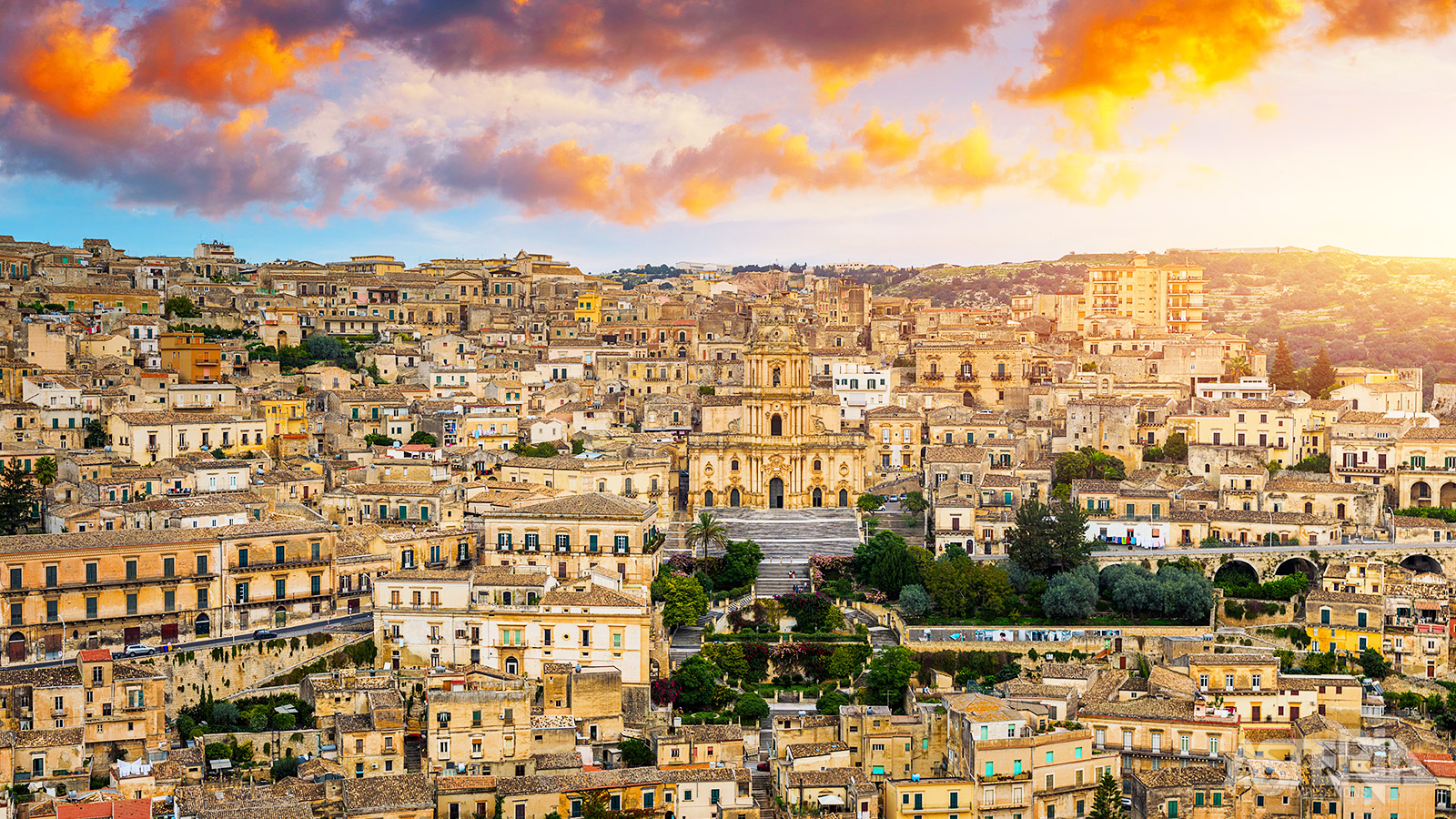 Modica is een prachtige barokstad, beroemd om haar rijke geschiedenis, dramatische ligging en vooral... chocolade