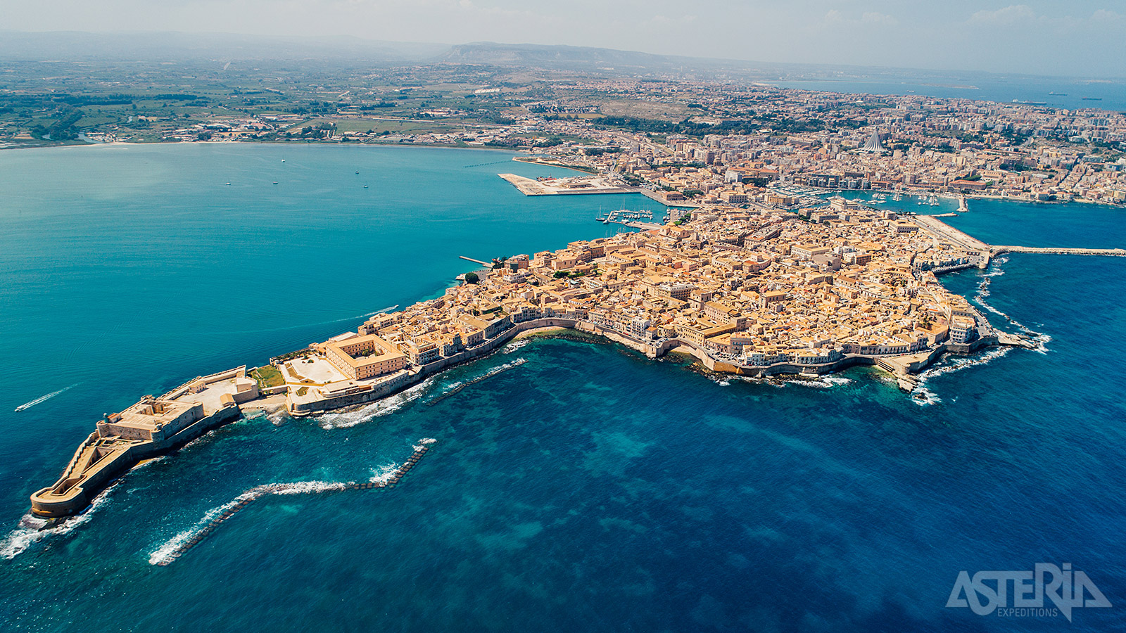 Het gezellige Ortigia vormt de thuisbasis van tal van barokke monumenten