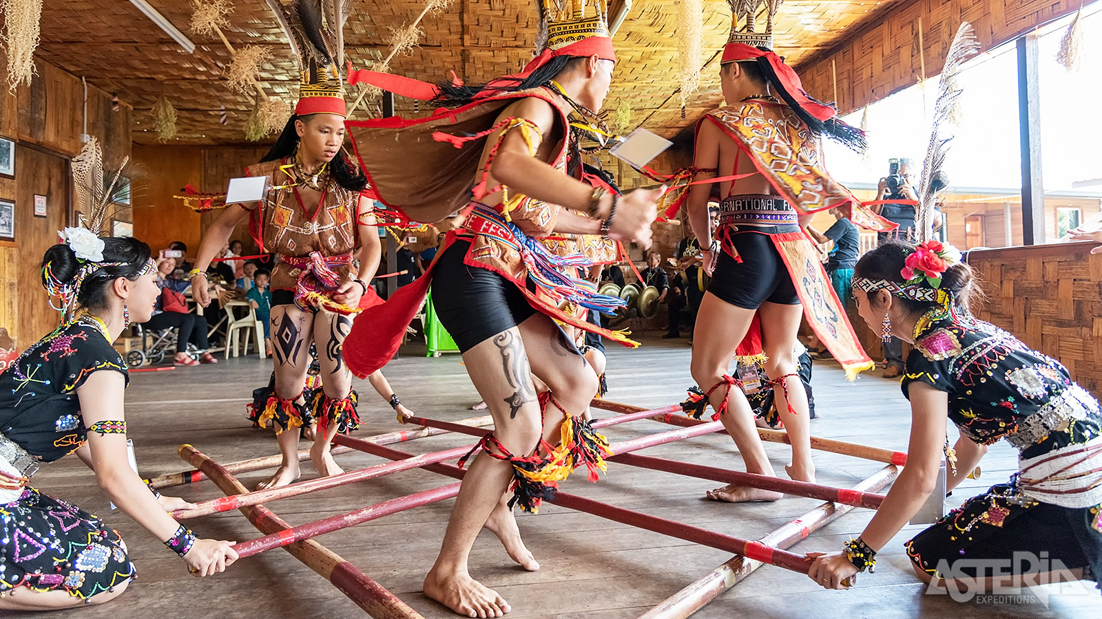 Om je onder te dompelen in het traditionele Sabahaanse leven, bezoek je hutjes in het dorp waar je de dagelijkse routines tot leven ziet komen