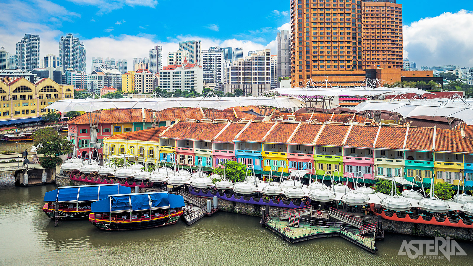 Het neonlicht, de terrasjes, het water en de mensen maken van Clarke Quay een sfeervol plekje in Singapore