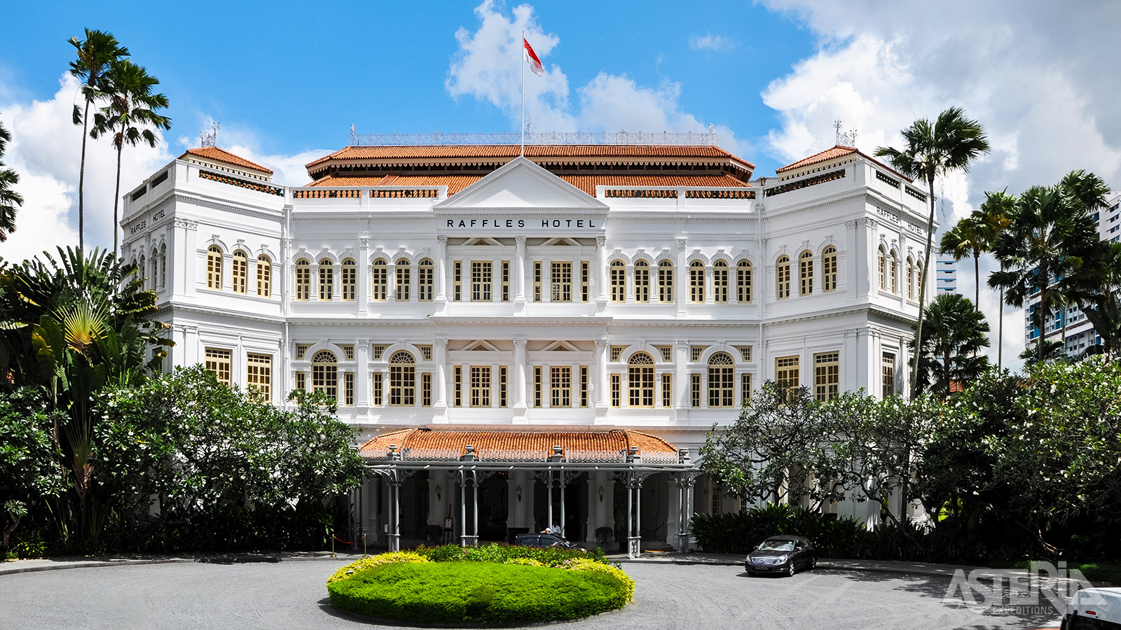 Het iconische Raffles Hotel  in victoriaanse stijl uit 1887, waar de Singapore Sling-cocktail voor het eerst zou geschonken zijn