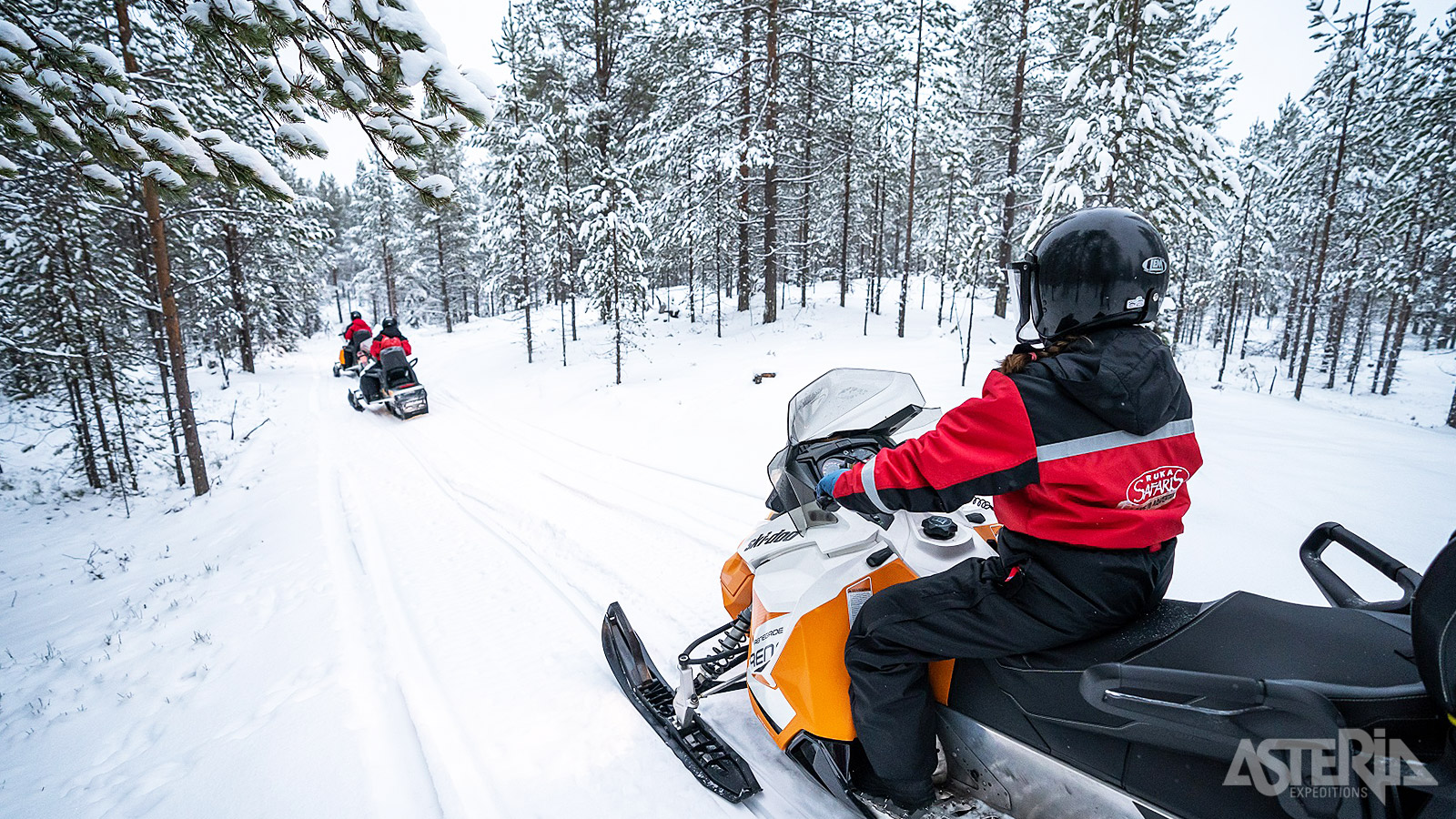 Met de sneeuwscooters rijd je door een wit, feeëriek decor