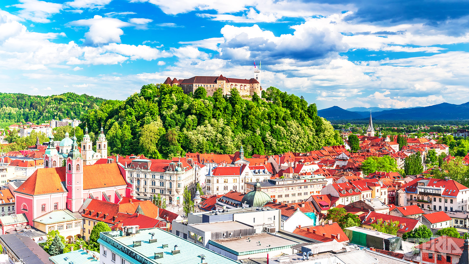 Het middeleeuws kasteel van Ljubljana dat prominent op de heuvel over de Sloveense hoofdstad uitkijkt