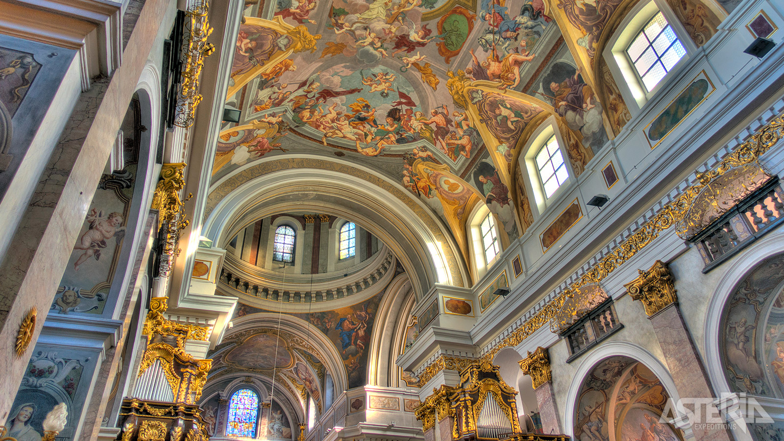 Binnenin de Sint-Nicolaaskathedraal van Ljubljana vind je impossante fresco’s van Giulio Quaglio en beeldhouwwerken van Francesco Robba