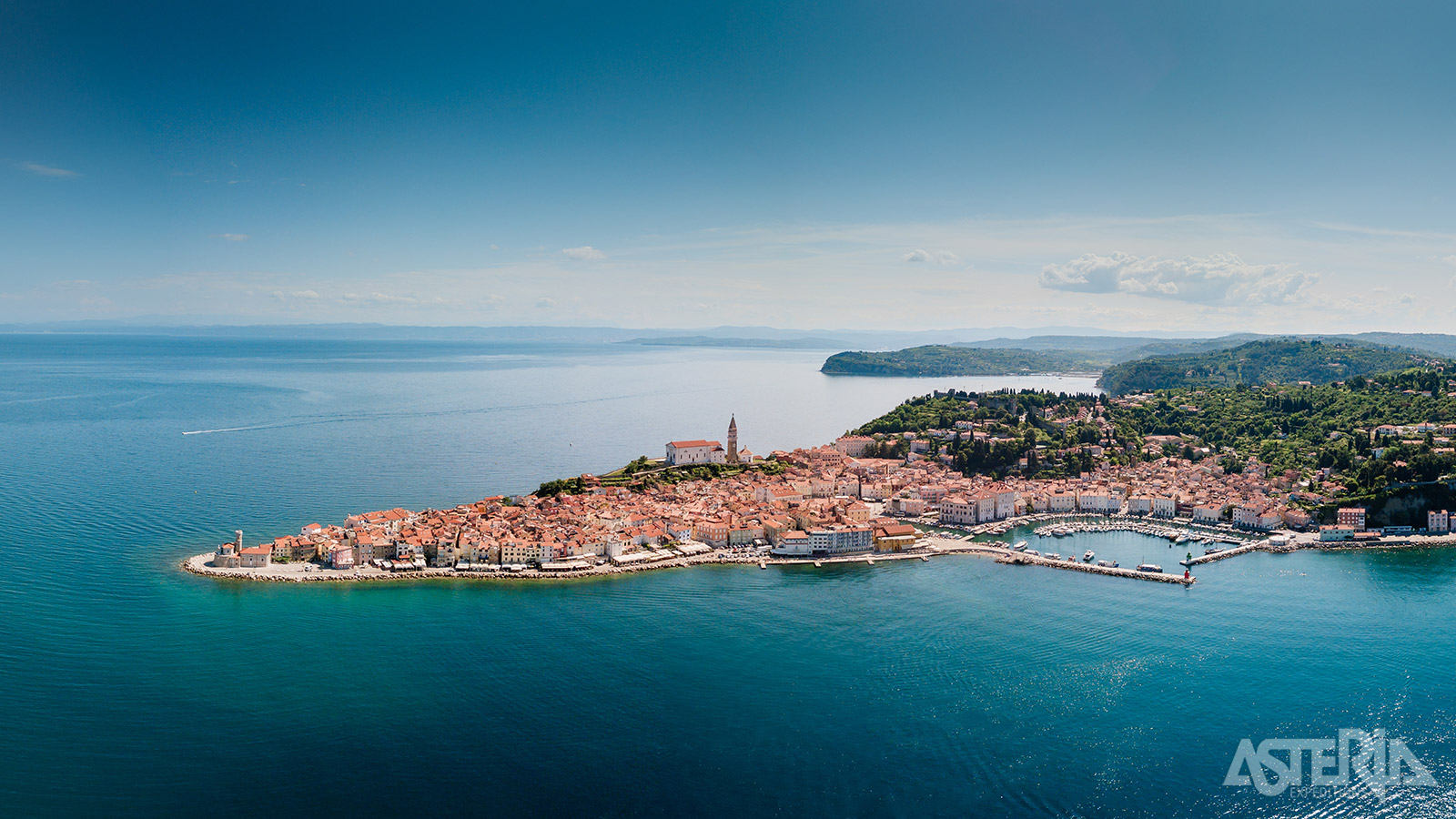 Een ander hoogtepunt is Piran met zijn goed bewaarde middeleeuwse architectuur, smalle straatjes en prachtige zeezichten