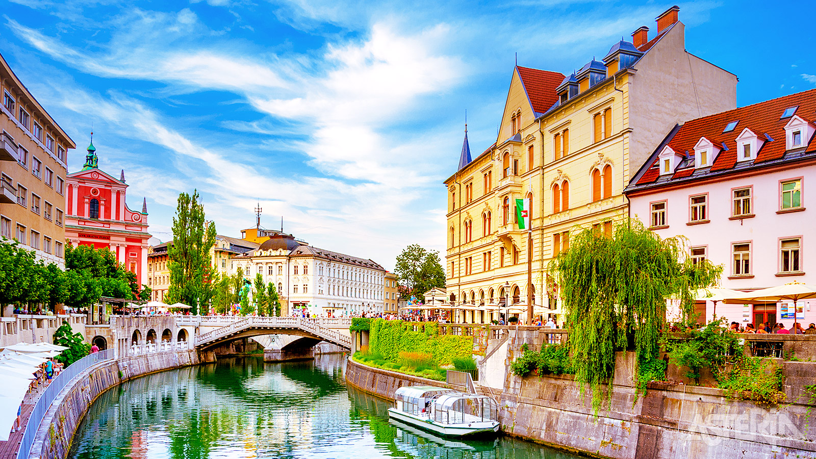 Eén van de 3 bruggen over de Ljubljanica-rivier, met op de ene oever het moderne deel en op de andere oever het middeleeuwse centrum van Ljubljana