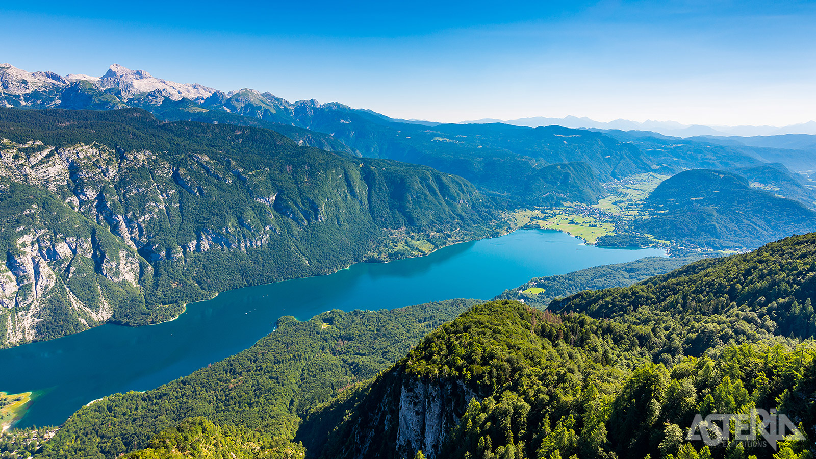 e Vogel-kabelbaan brengt je naar de Bruine Rots boven het meer van Bohinj, op een hoogte van 1.535m