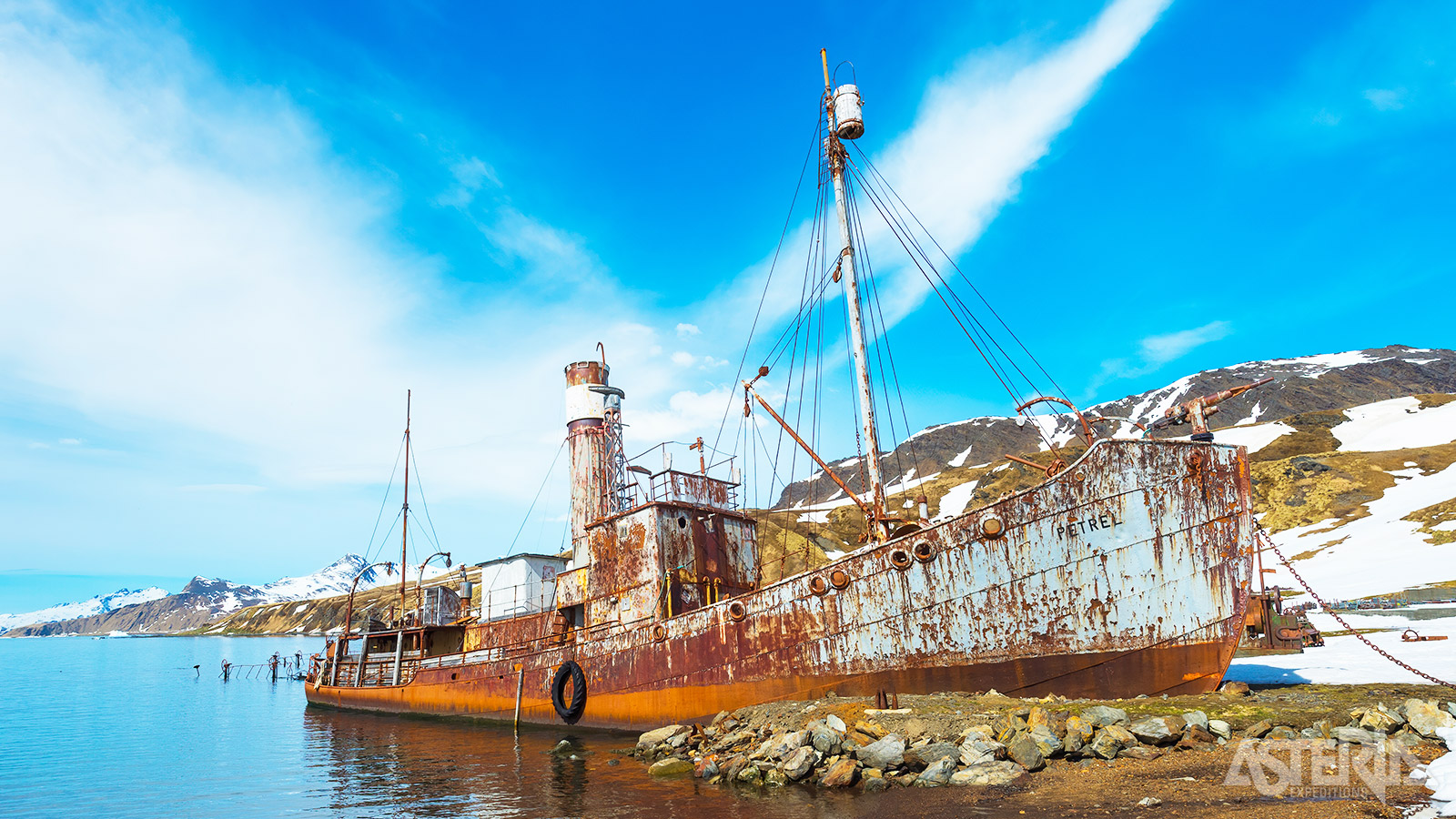In Grytviken vind je de Noorse walvisvaarder Petrel, die meer dan drie decennia lang in de wateren rond Antarctica op walvissen voer